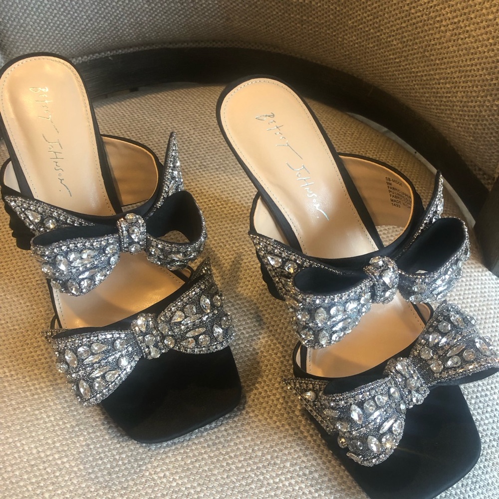 Betsey Johnson size 9 . Midge heel .